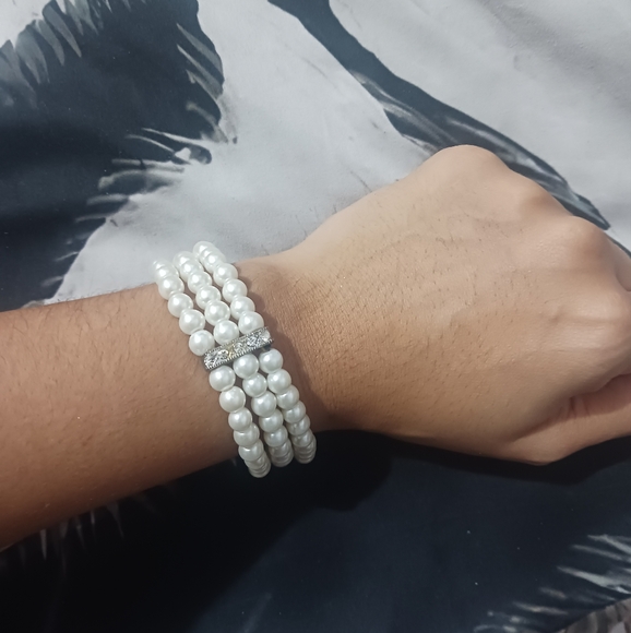 Women Ivory Pearls Elastic Bracelet - Picture 2 of 9